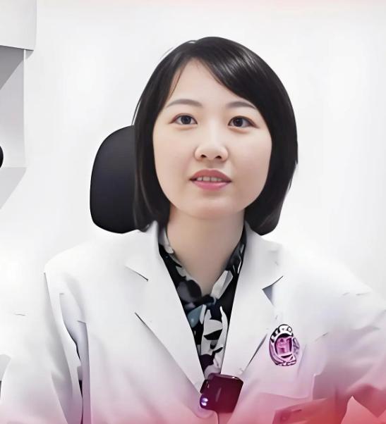 曾琦医生还能上手术台？


曾医生办公室里的灯还亮着
只是医院不给她排门诊了
