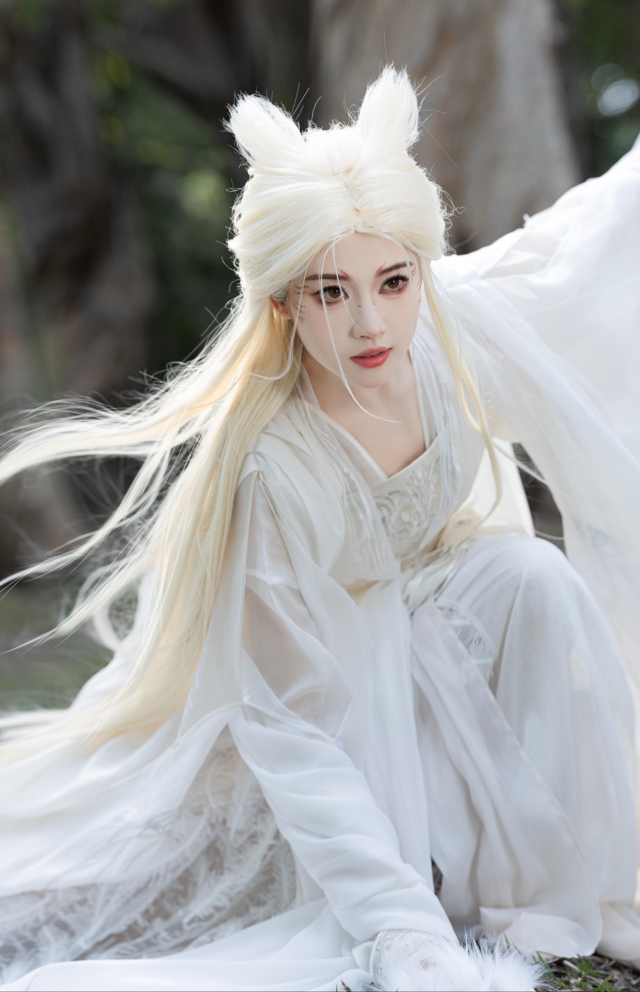 白发。露芜衣狐狸造型仿拍