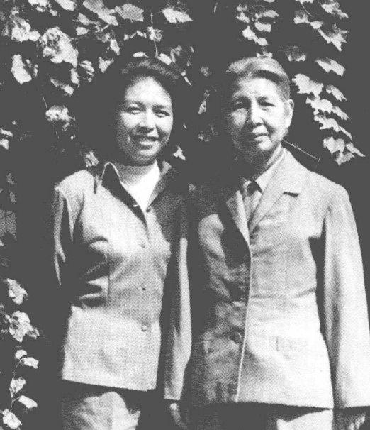 70年代，曾志和女儿陶斯亮，一张温馨的合影，这是母女俩度过漫长风雨岁月之后，留下