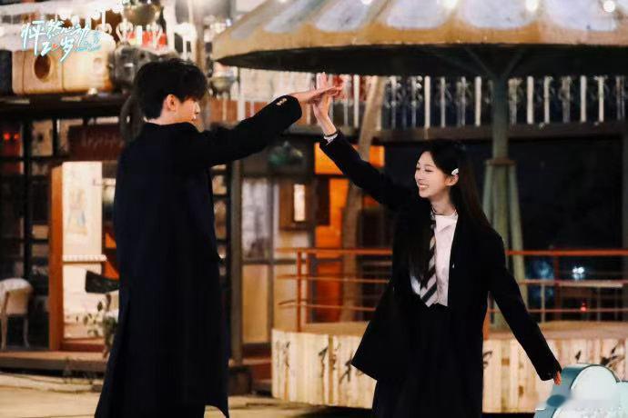 恩恩小新竟然这么纯情怦然心动20岁 恩恩穿抹胸纱裙温柔又灵动，小新一身西装清爽帅