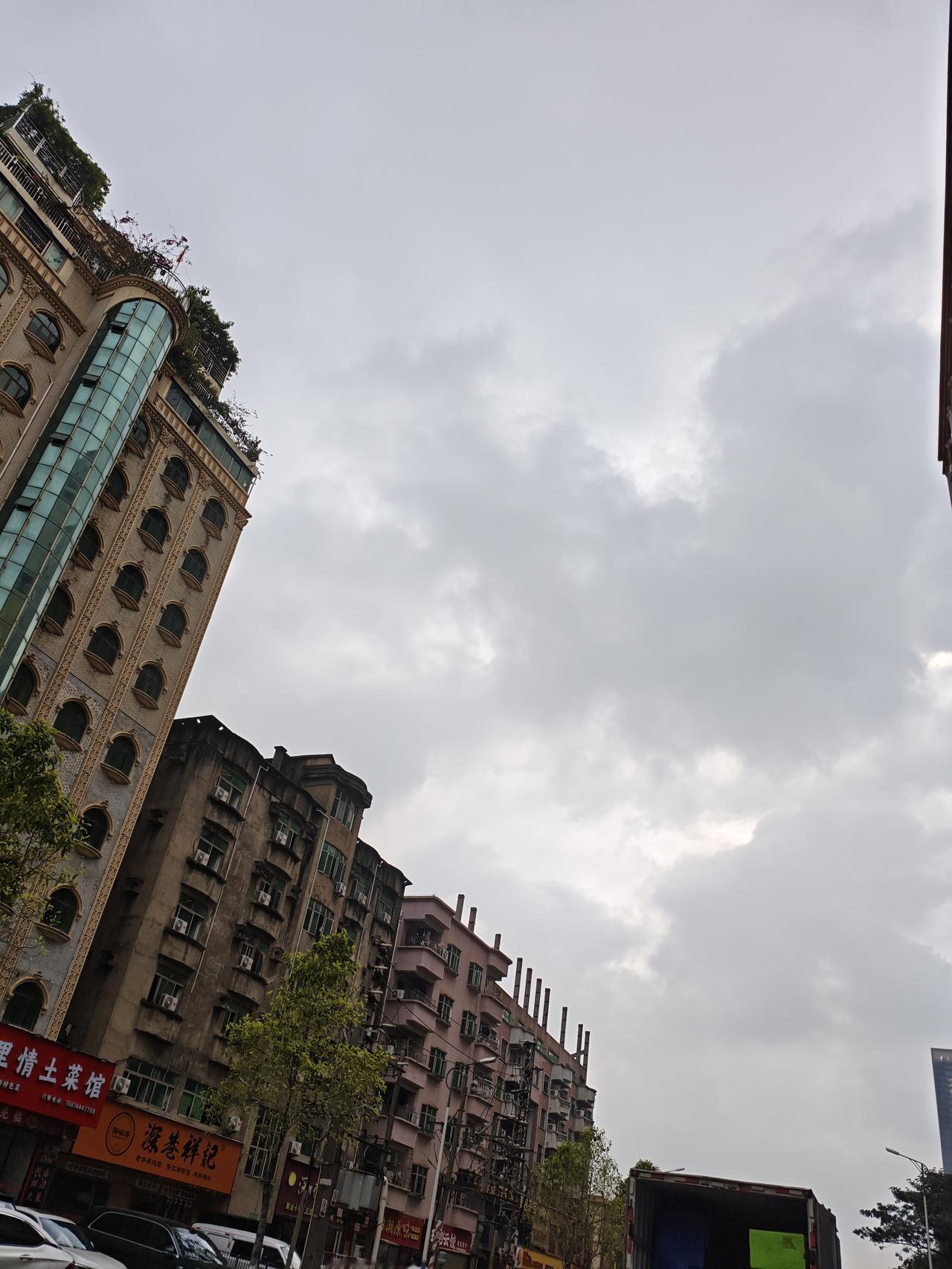 可以分享一张你拍的天空美照吗我们小区门口拍到的天空美照，也很美，与大家分享一下