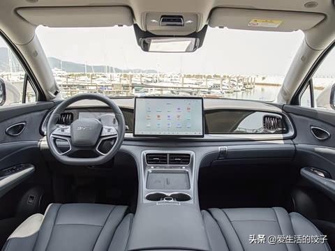 你认为油车和电车哪个更好?
朋友儿子新换了一辆比亚迪海狮，没两个月，告诉我她坐车