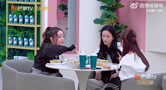 VaVa上网搜如何与人正常沟通VaVa 说自己会搜 “如何与人正常沟通”，舞台上