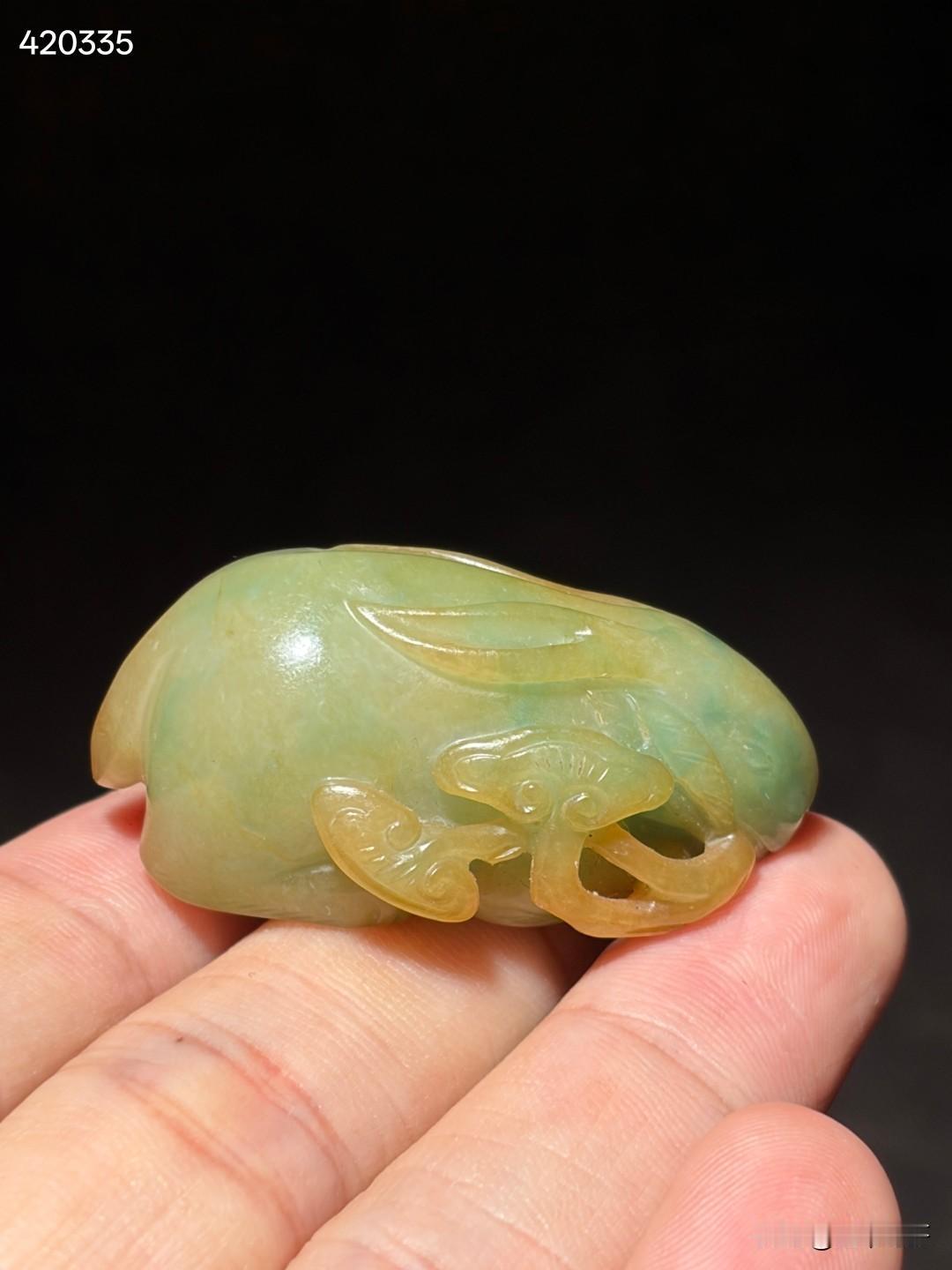 清老坑翡翠 玉兔衔灵芝
尺寸4.3×2.3×2厘米