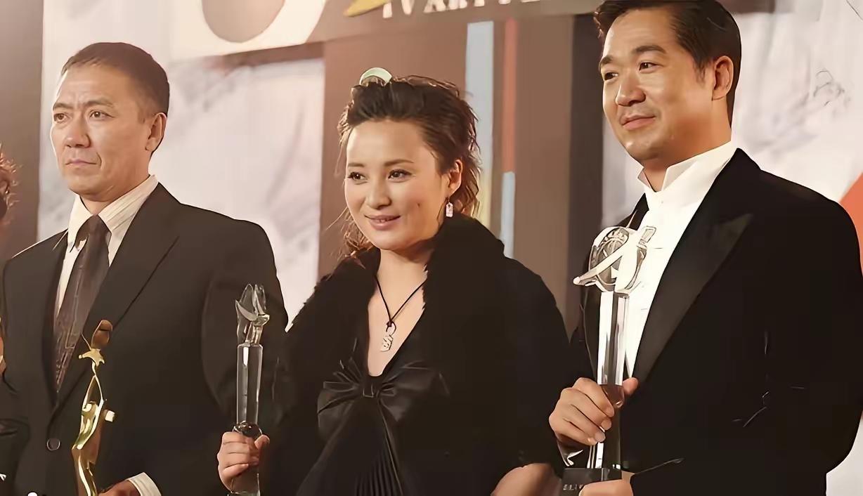 左一李幼斌，右一张国立
最中间这位美女是谁？
她比高圆圆长的实在漂亮，她比江珊更