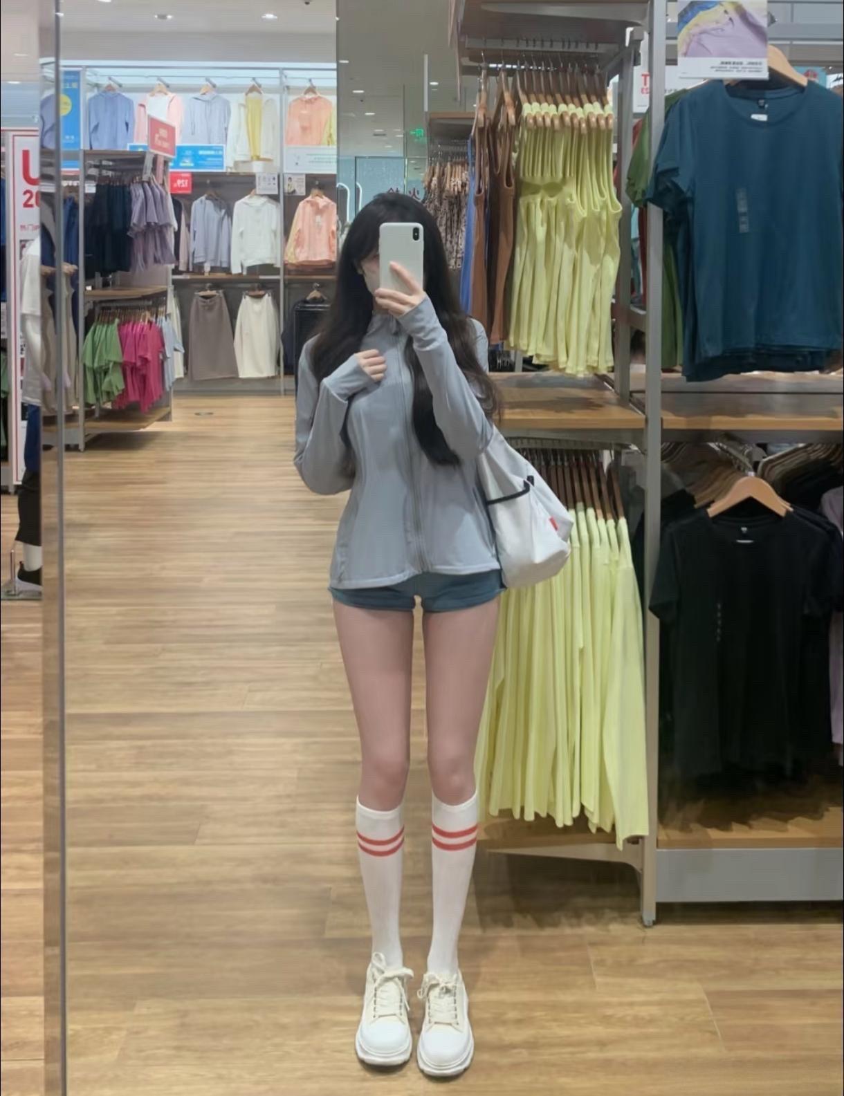 今天上班穿得挺反差看着像出门遛弯的休闲打扮，实际上是去公司搬砖的打工人。舒服和好