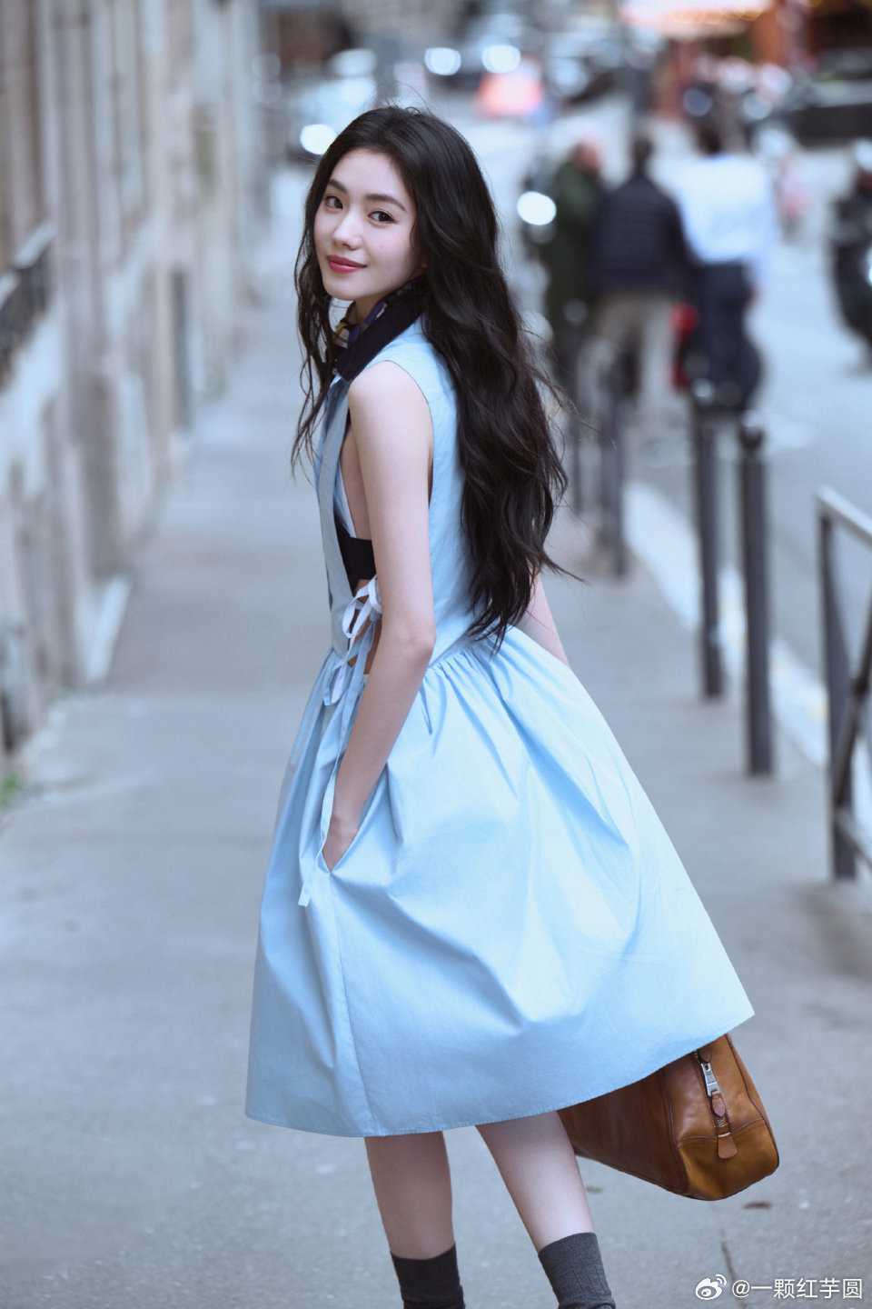 刘浩存 巴黎时装周！！哇塞，这套真的绝美！明媚又灵动