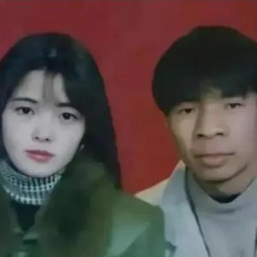 是什么样的超能力才让这个小伙子娶到了这么漂亮的媳妇儿？
老话讲：好汉无好妻，赖汉