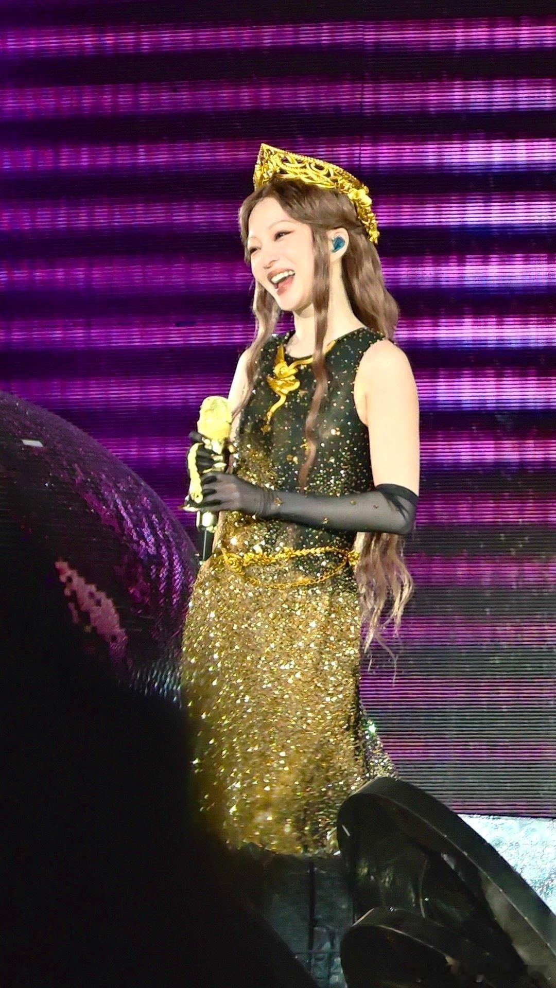 斗笠上的80万颗水晶在呐喊！配合撕裂感歌声，今晚每个女孩都是自己的主宰 