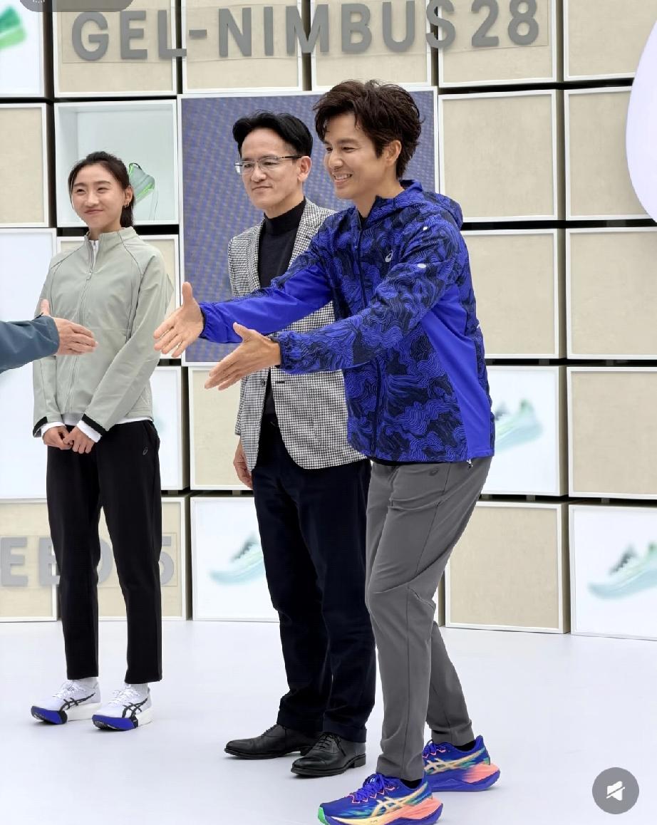 钟汉良成都准备跑马拉松，肤色发黑，有点像邻家大姨!

3月21日，钟汉良现身成都