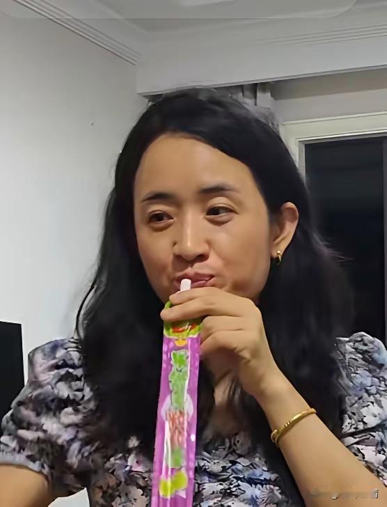 大龄优质女雅典娜近况憔悴，
看她的脸就知道岁月不饶人，
皮肤黝黑发黄，
很有可能
