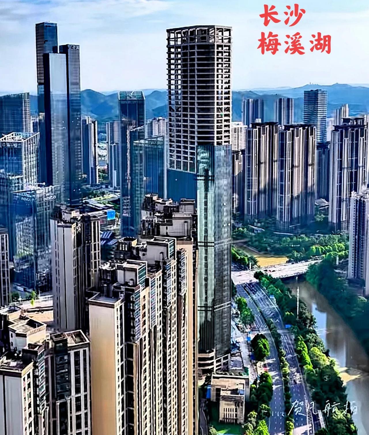 长沙梅溪湖的城市建设虽然可以，看起来还是挺有城市质感的，但梅溪湖最大的缺点可惜太