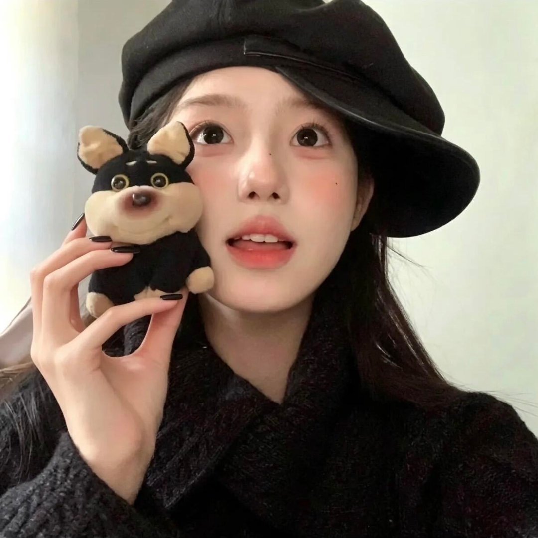 𝙒𝙚𝘾𝙝𝙖𝙩 / 一组简约高级的女生头像万物皆有裂痕，那是光照进来的