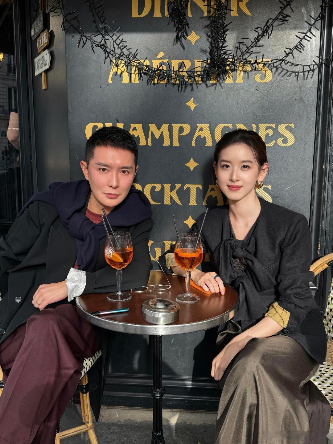 章泽天刘冲合影章泽天刘冲同框合照 章泽天刘冲合影，章泽天的金色耳饰在灯光下闪着光