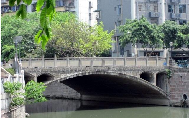 關於【八仙】，成都和西安都有很多關聯的傳說中的地名和遺存。
首先是成都：主城區有