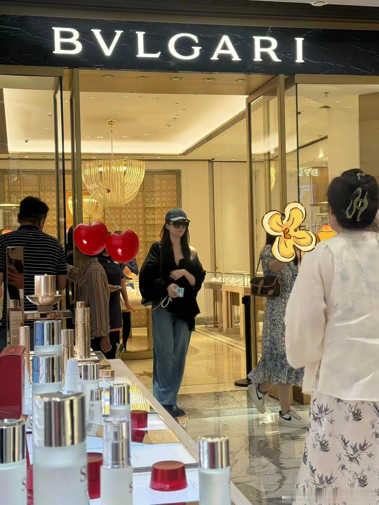 #偶遇刘亦菲逛珠宝店##刘亦菲逛珠宝店被偶遇# 偶遇刘亦菲逛珠宝店，好漂亮 ​​