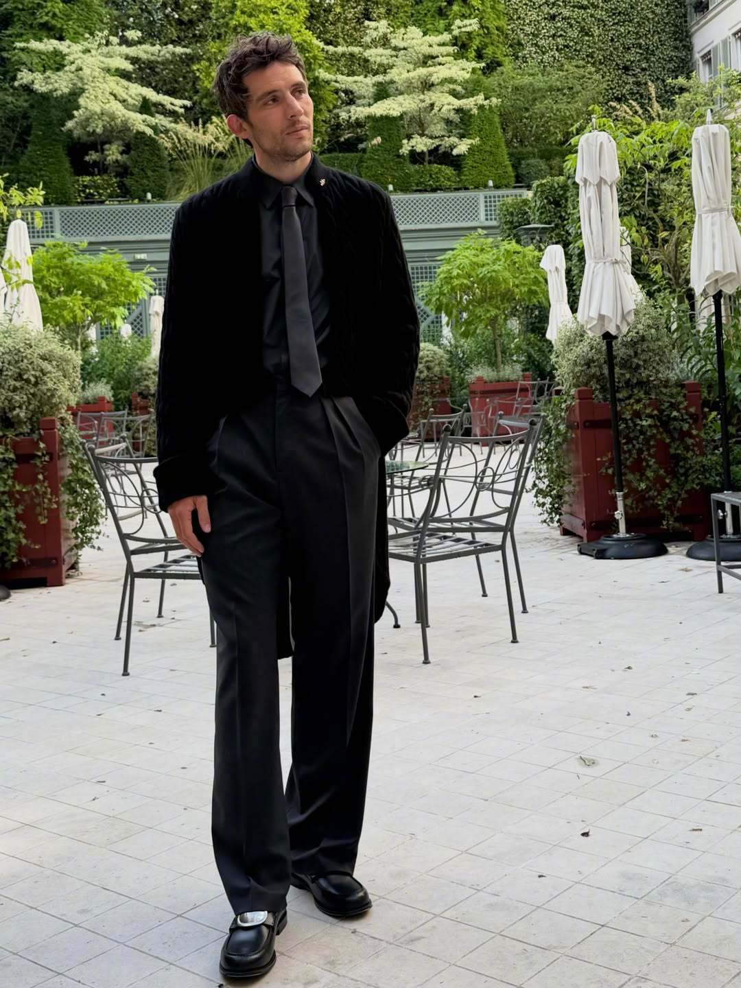 时尚灵感解读卡地亚的腕表戴在左手表盘刚好从衬衫袖口露出一半不是刻意露的是他抬手接