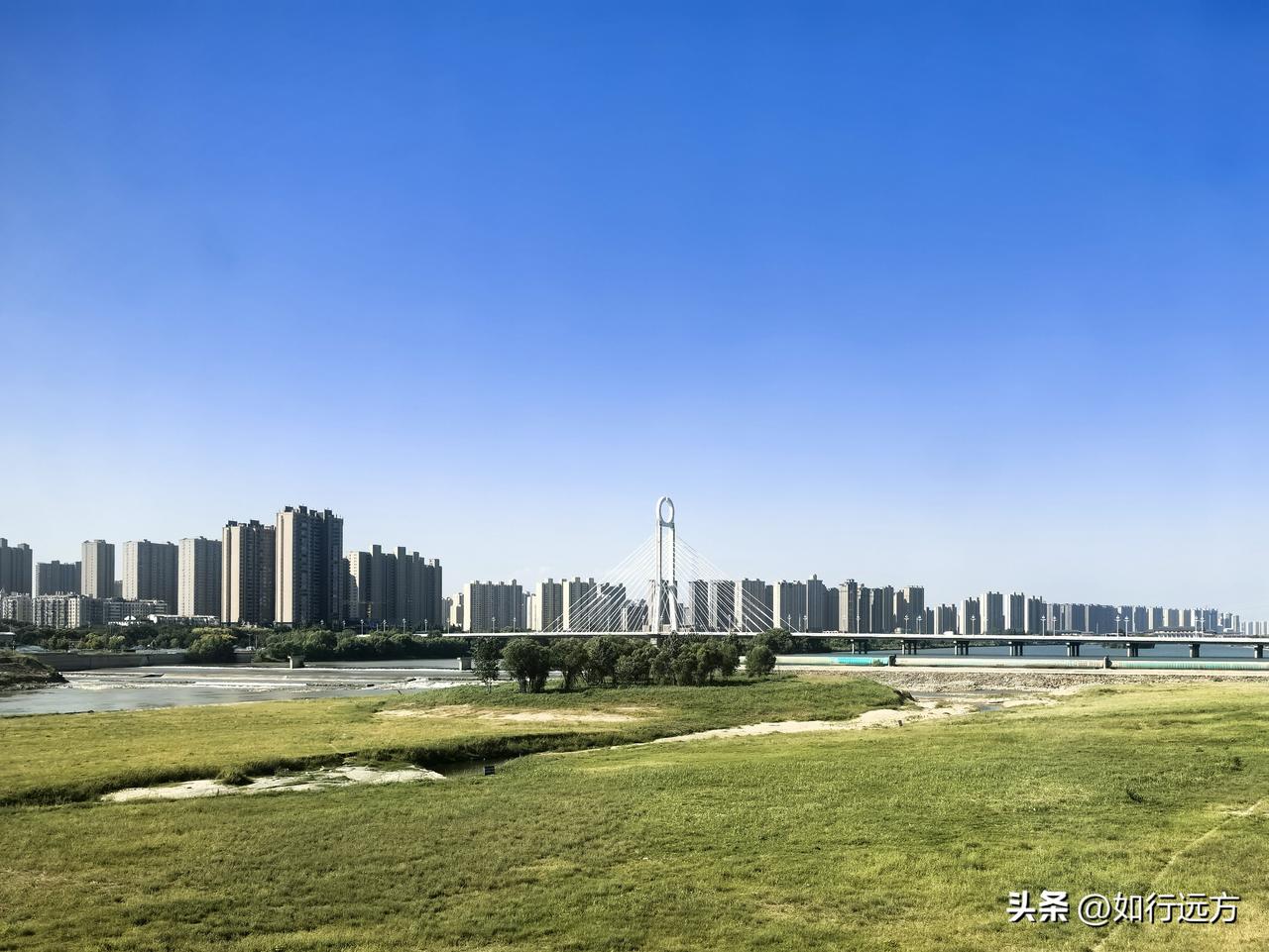 过渭水大桥，列车缓缓驶入咸阳站，老式站台拱廊斑驳，绿皮进藏列车停靠，下站是西宁了