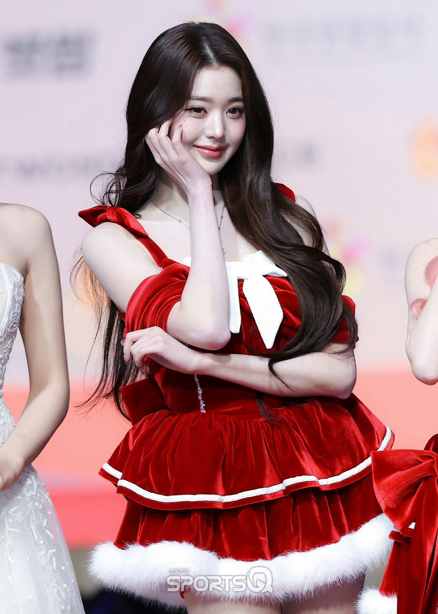 张元英柳智敏两位五女一今日SBS歌谣大战红毯造型 两人是商量好穿的红蓝情侣配色吗