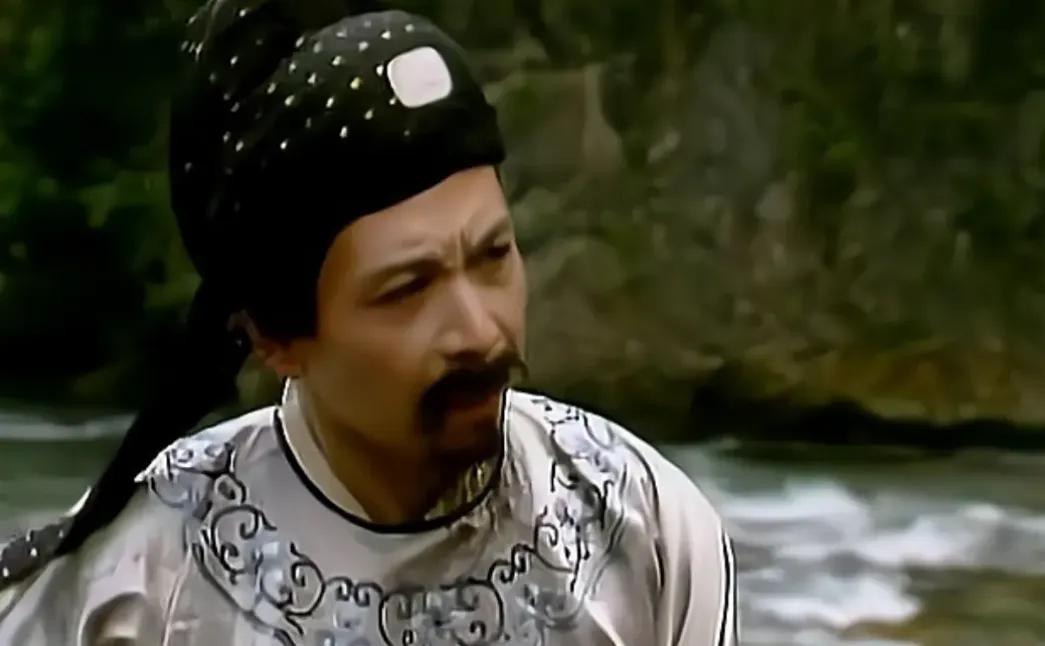 当下宁府的不伦之事，在焦大的口中秦可卿被点了两次，这贾蔷更是可疑。

“他弟兄二