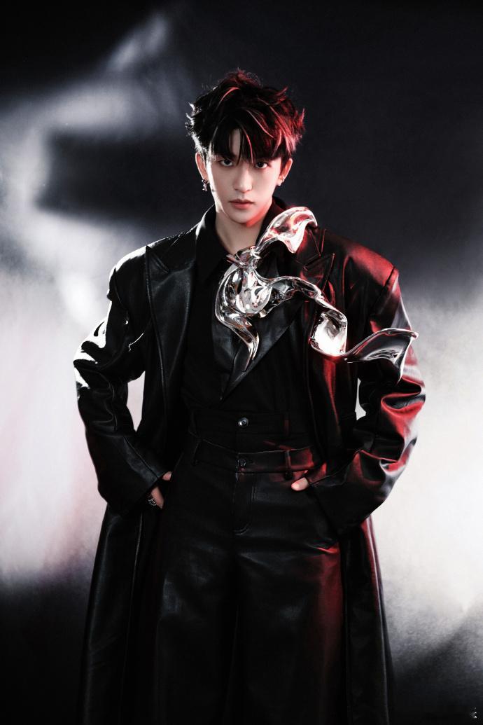 已经能想象到黄子弘凡聊天时表情包刷屏的盛况了