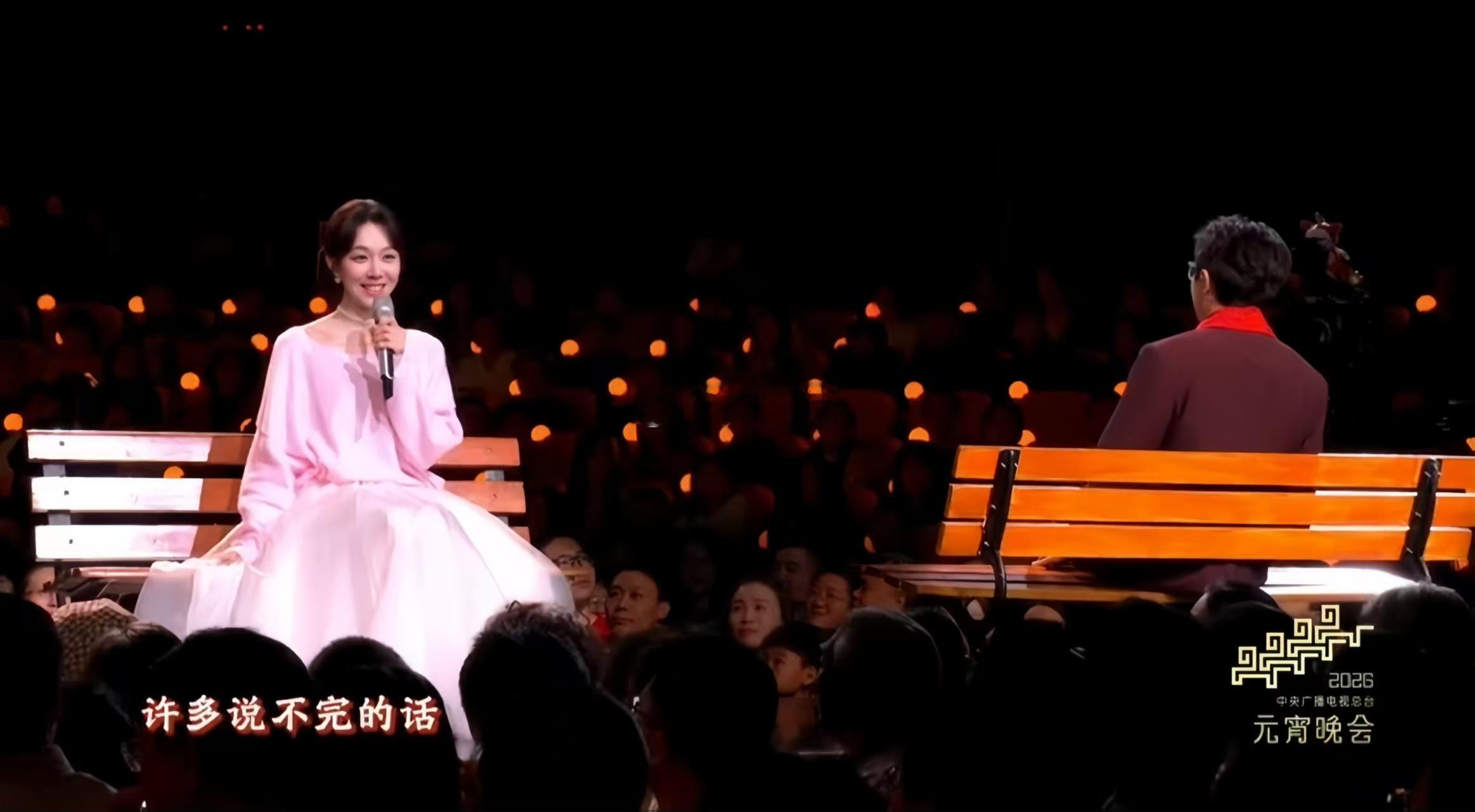 姜妍和毛不易合唱比上春晚还紧张姜妍手搓和毛不易演出的裙子 那条裙子没有大牌log