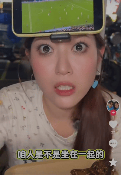 杭州情侣约会一个看球一个看宋威龙杭州情侣在玩一种很新的约会现在年轻人约会方式太有