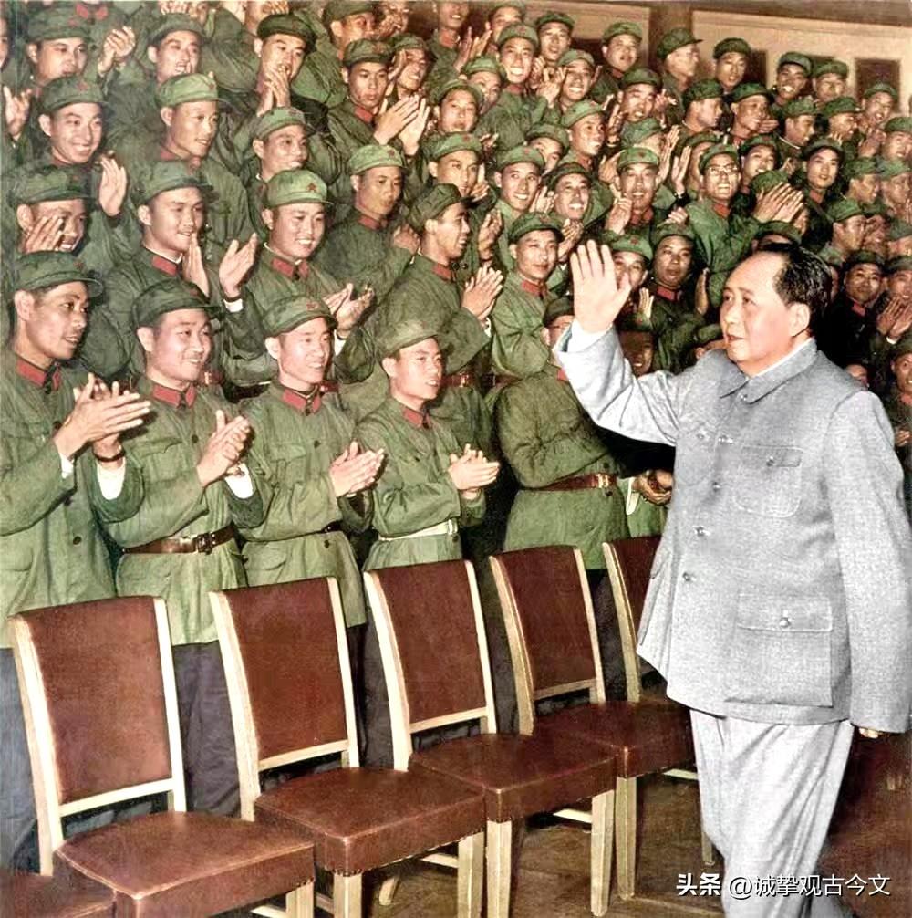 历史时光
1964年7月23日，毛泽东主席接见导弹二营全体指战员。
