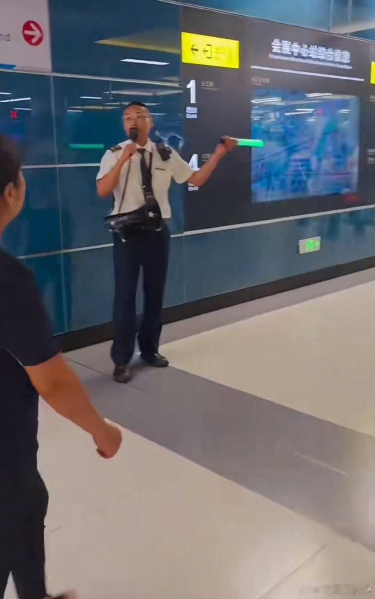 周深达拉崩吧三号出口可劲蹦 东北式整活绝绝子！“可劲蹦”三个字太洗脑，地铁口的惊