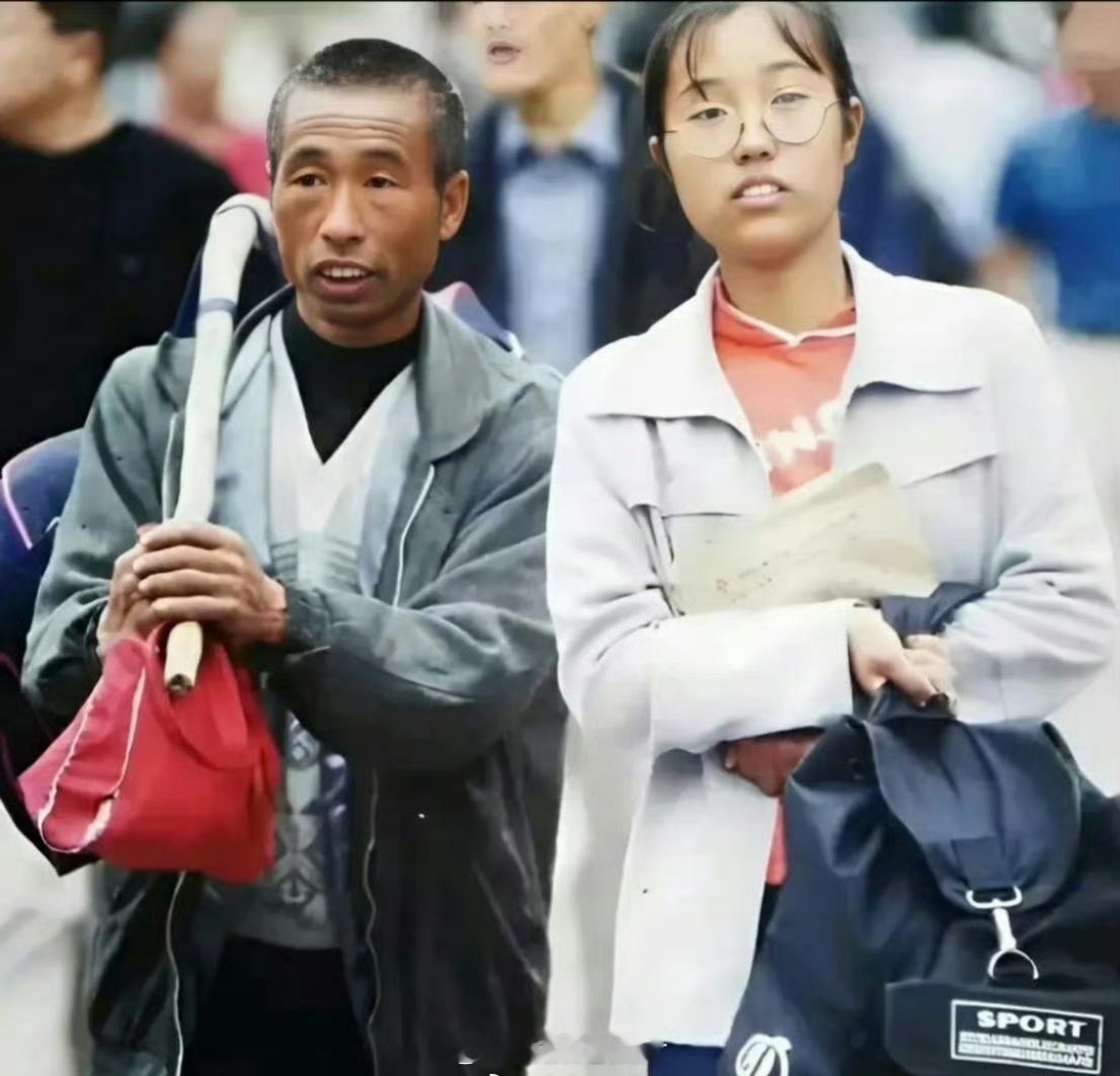 1994年，山东。一位父亲送女儿上中专，那会儿中专好像包分配，很多都是事业单位，