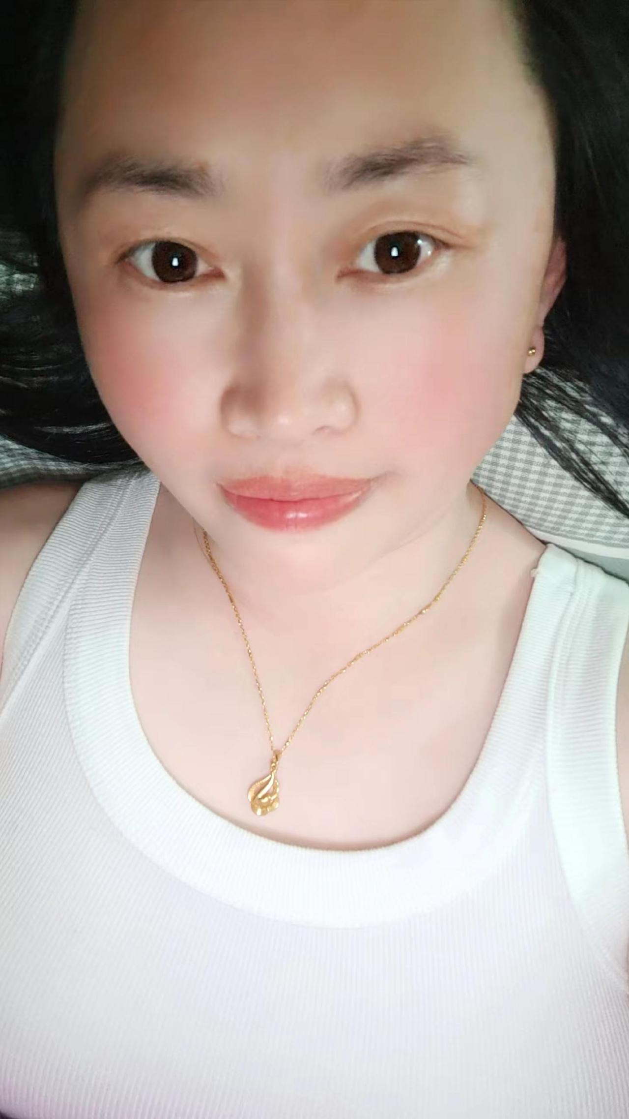 比姐漂亮的女人多的是，但比我皮肤好的恐怕没几个吧！这是姐刚刚洗完澡的状态！不喜勿