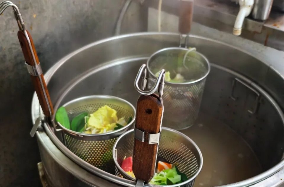 天津这碗麻辣拌暖透全网天津这碗麻辣拌，真的暖透了全网。一碗十五元，分量足、味道正