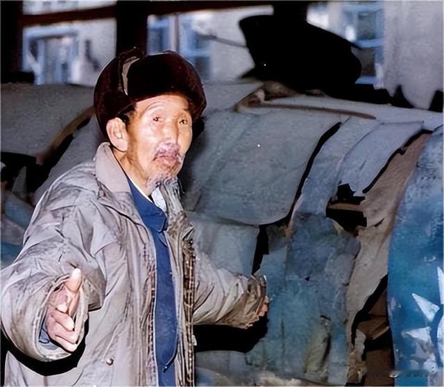 1996年，一位七旬老人来到部队，含泪对首长说：“报告首长，任务已完成，请指示。