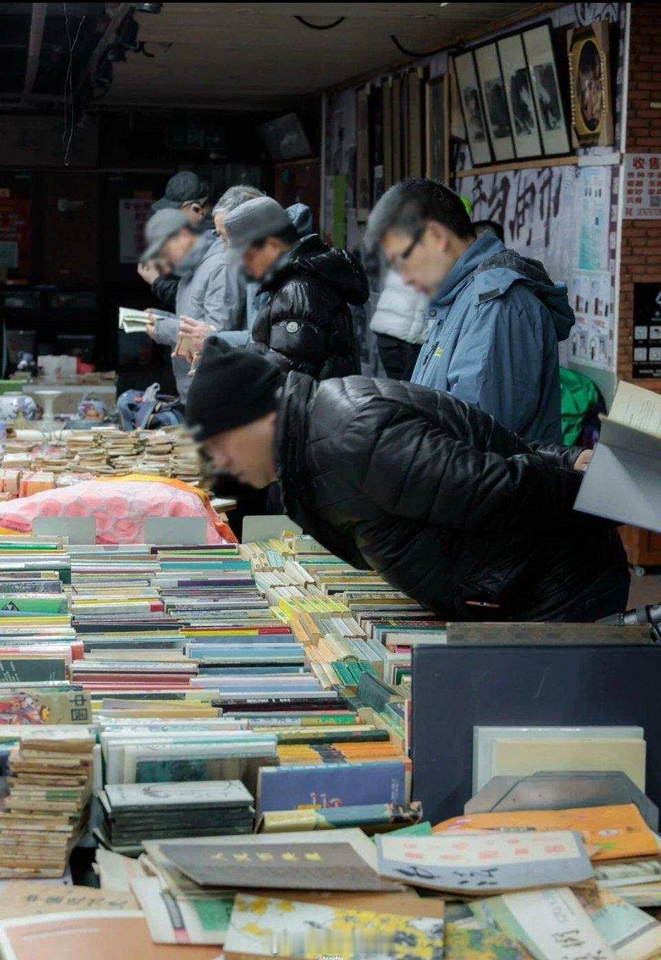 上海最大旧书市场又开放来曾几何时，南市文庙旧书市场是无数上海爱书人的精神角落。2