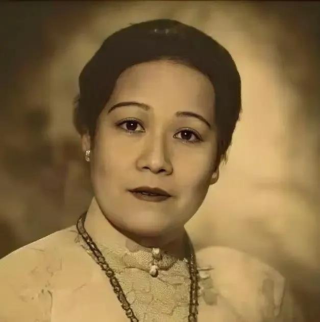世人皆知宋家三姐妹里，庆龄爱国，美龄爱权，可很少有人知道，最不显眼、从不做官的大