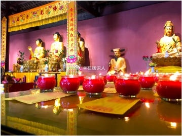 佛前供灯是以恭敬心于对诸佛菩萨的尊敬供养，从而让自己的心去染成净，觉悟人生，福慧