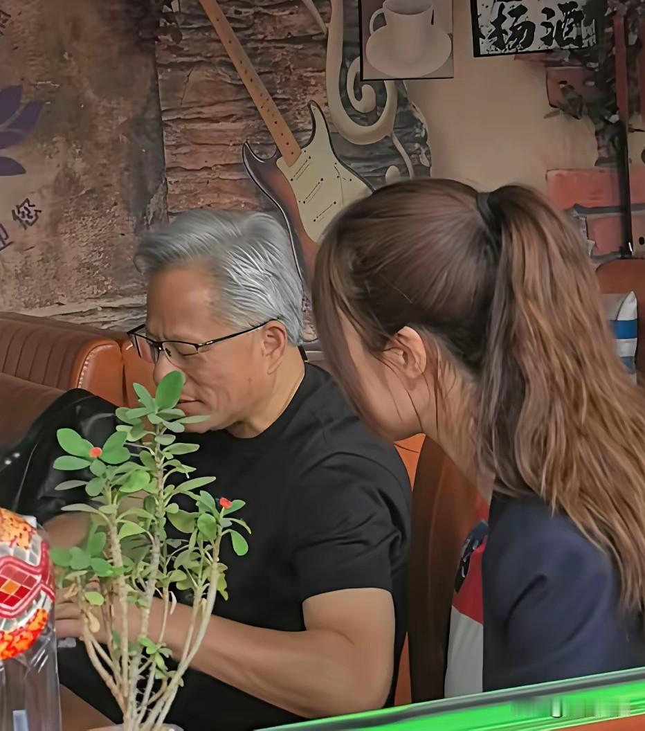 黄仁勋的这个女助手，看起来非常的年轻，也非常的漂亮，给这样的顶级富豪当助手，发展