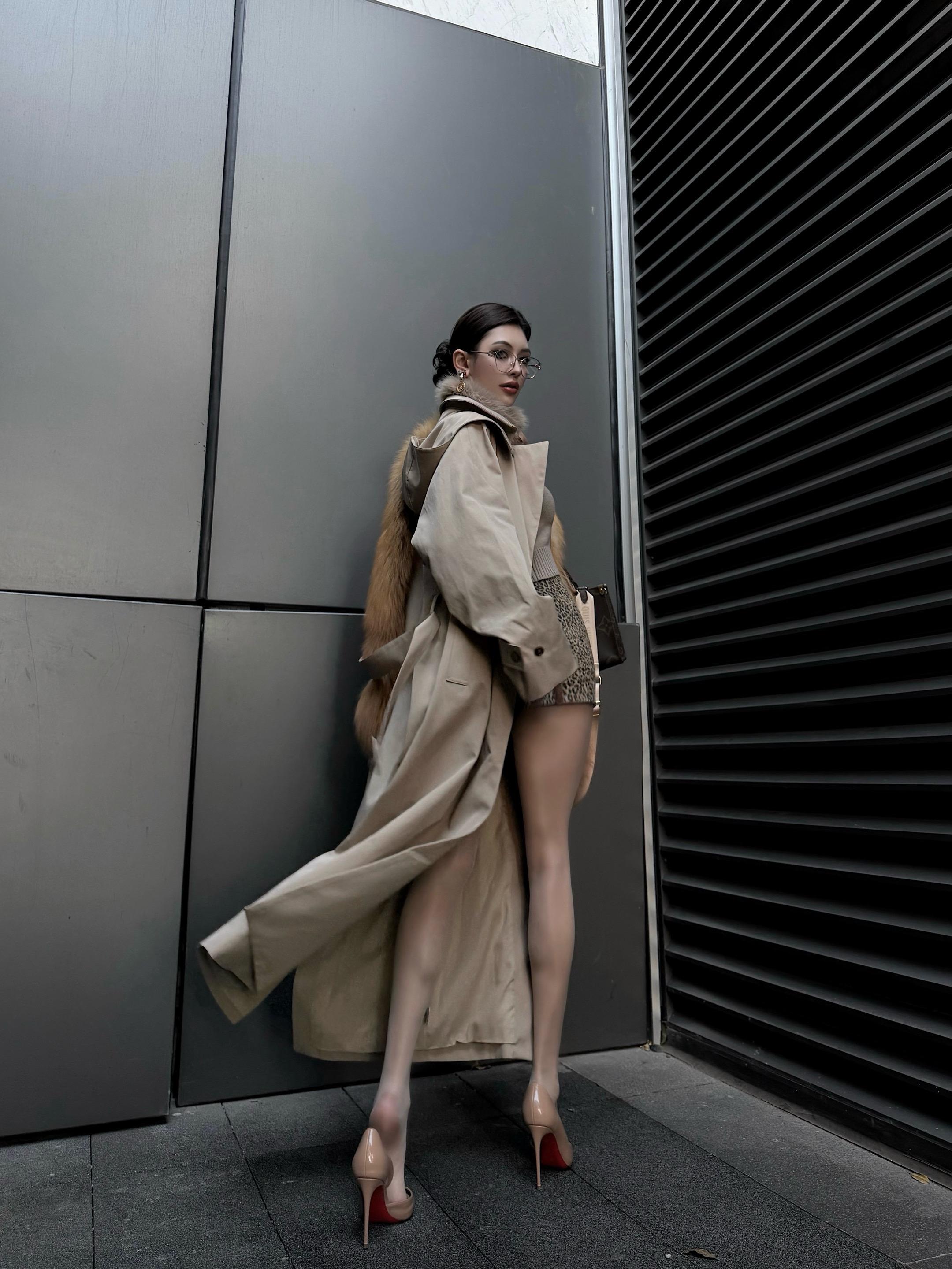 女明星站姿拍照巨显腿长。