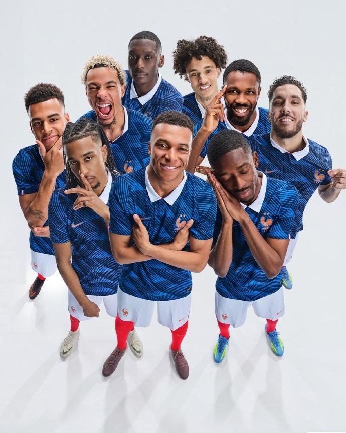 法国队的世界杯战袍？实在是让人欣赏不来！老大不小的坎特，依旧这般幼稚又可爱。[捂