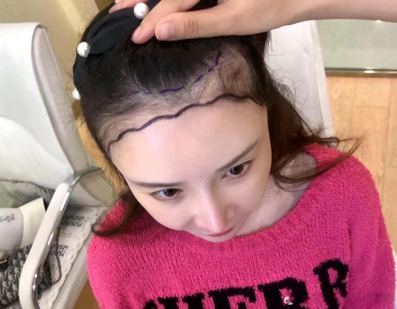 找照片时发现，去年我的头发造型基本就是拿发箍直接一箍的露额头大光明，发型师再也赚