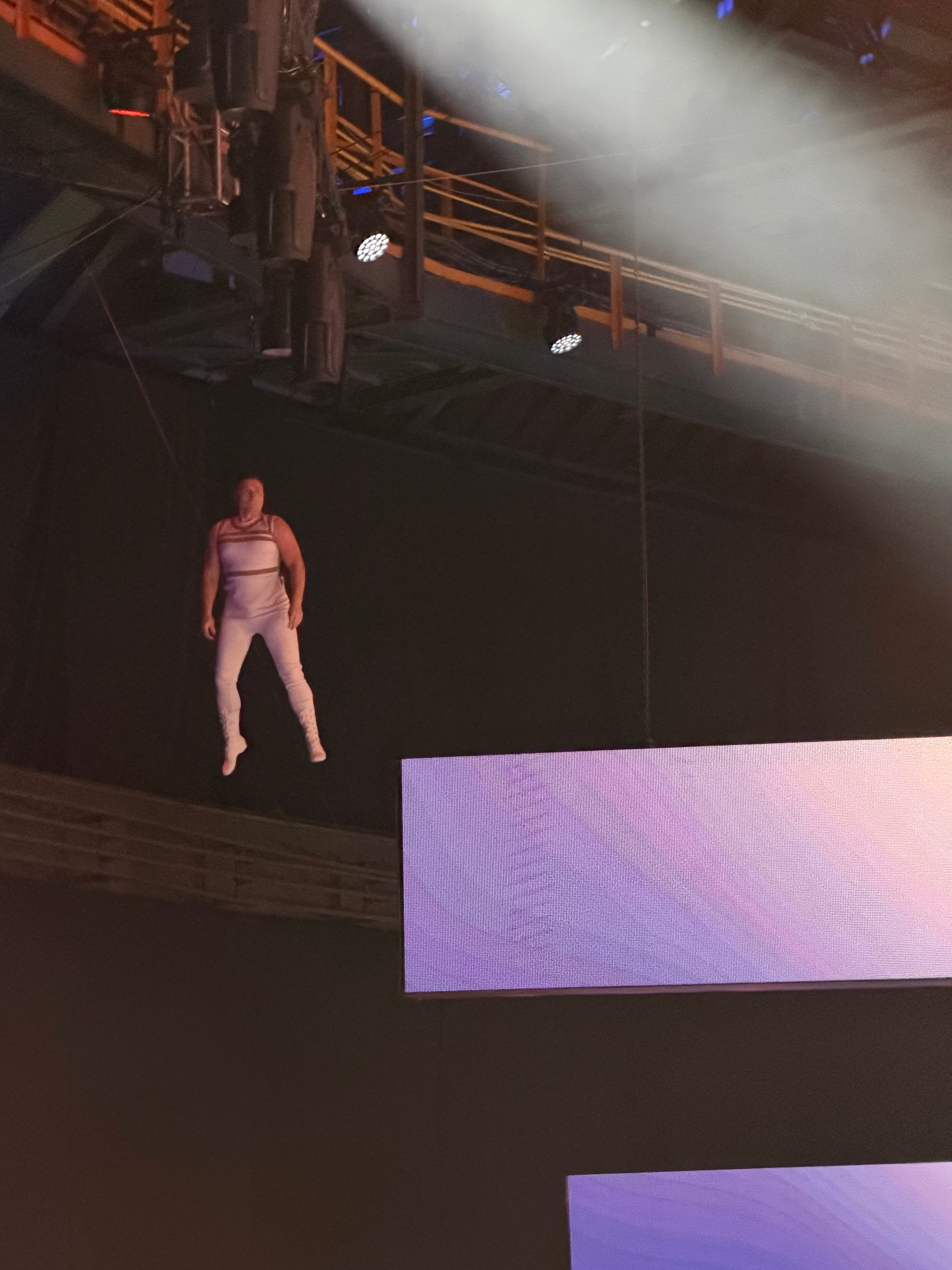 参加大众品牌之夜一抬头看到两人吊在空中实际是候场的威亚演员效果如图三 北京·首钢