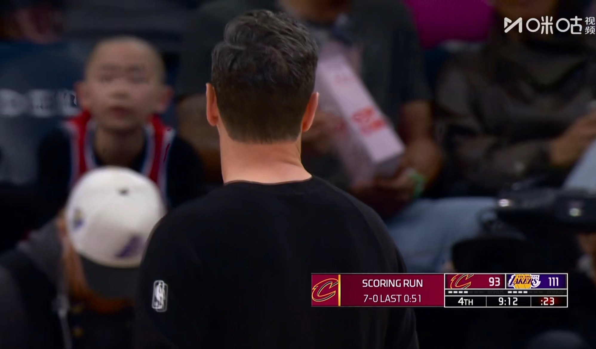 雷迪克叫个暂停，稳一下。 