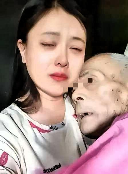 泪目了，河南，一老人在医院看病，自知可能要不行了，就跟女儿说想喝一碗面，女儿急忙