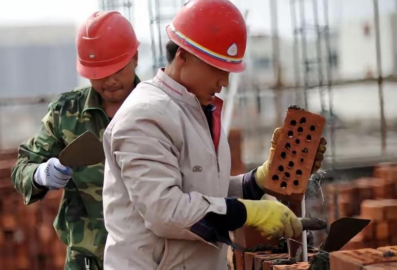中国工人月薪普遍能拿到5万人民币，而印度工人大多只有一万出头。
 
近四倍的收入