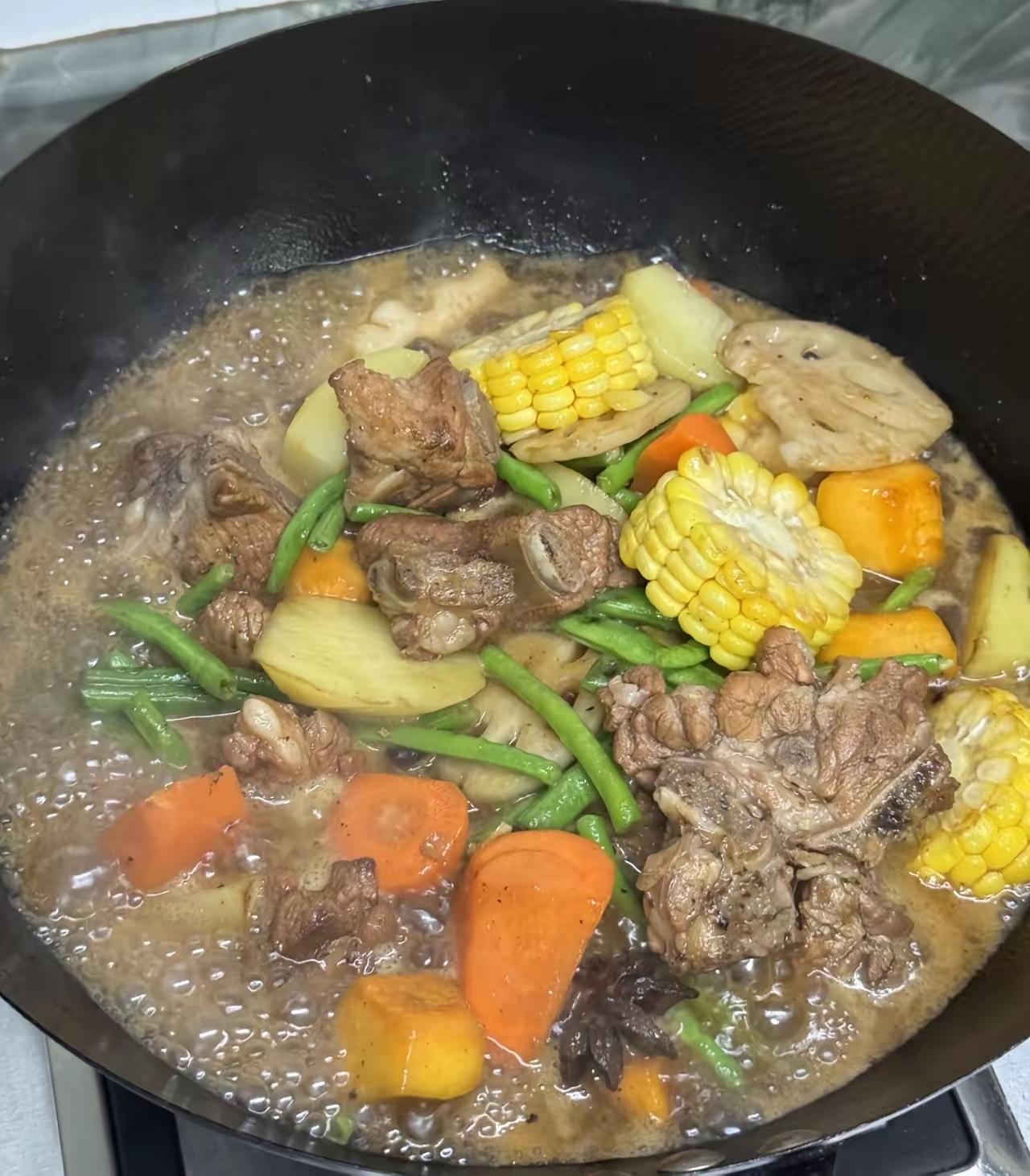 一锅乱炖
“排骨乱炖”是东北菜里很受欢迎的家常做法，讲究一锅出、食材随意。给你一