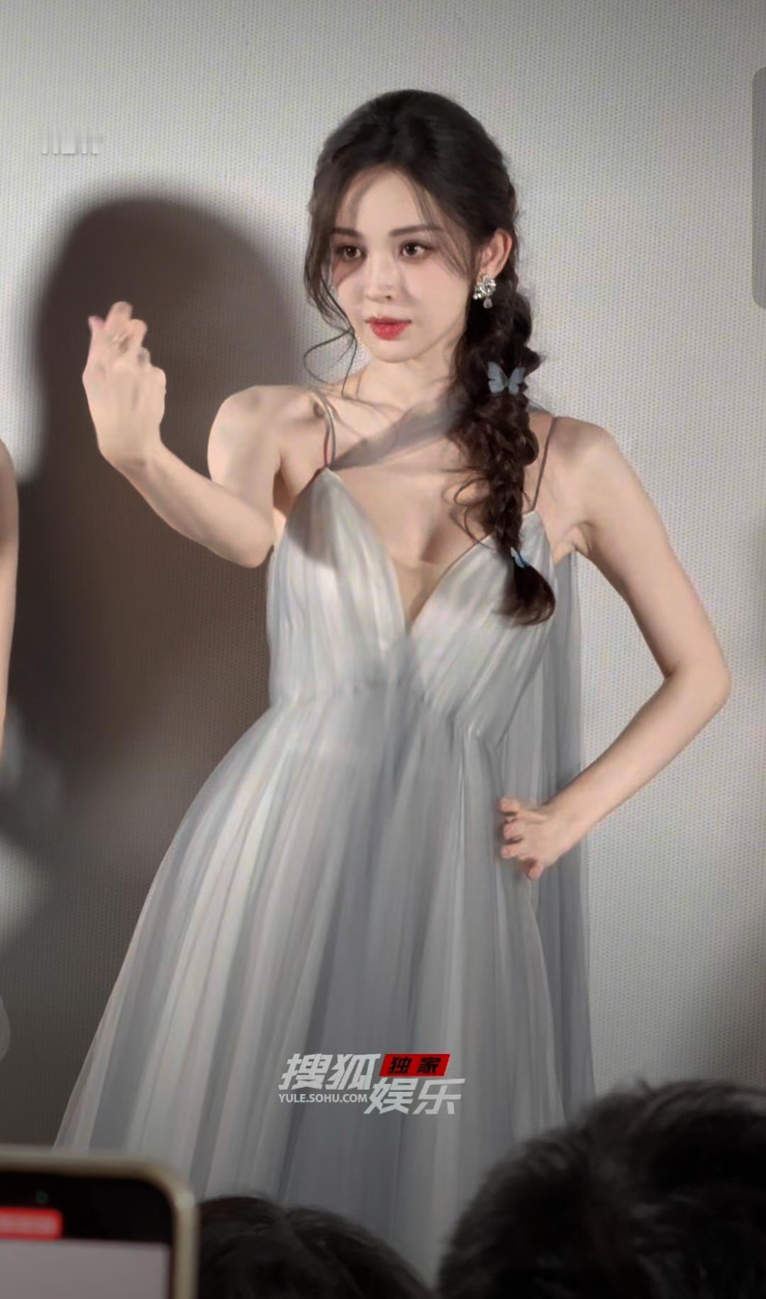 谁懂啊！娜扎舞台热舞到一半，裙子肩带突然崩开，这突发状况换谁不慌？
 
结果姐姐