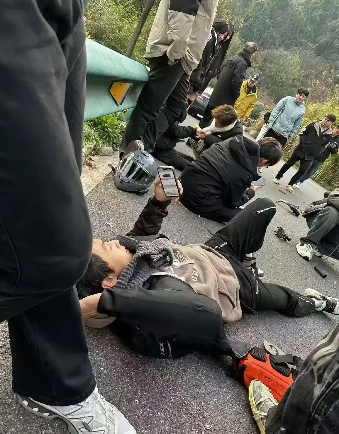 小哥的反应速度确实快，已经在看买什么车了 