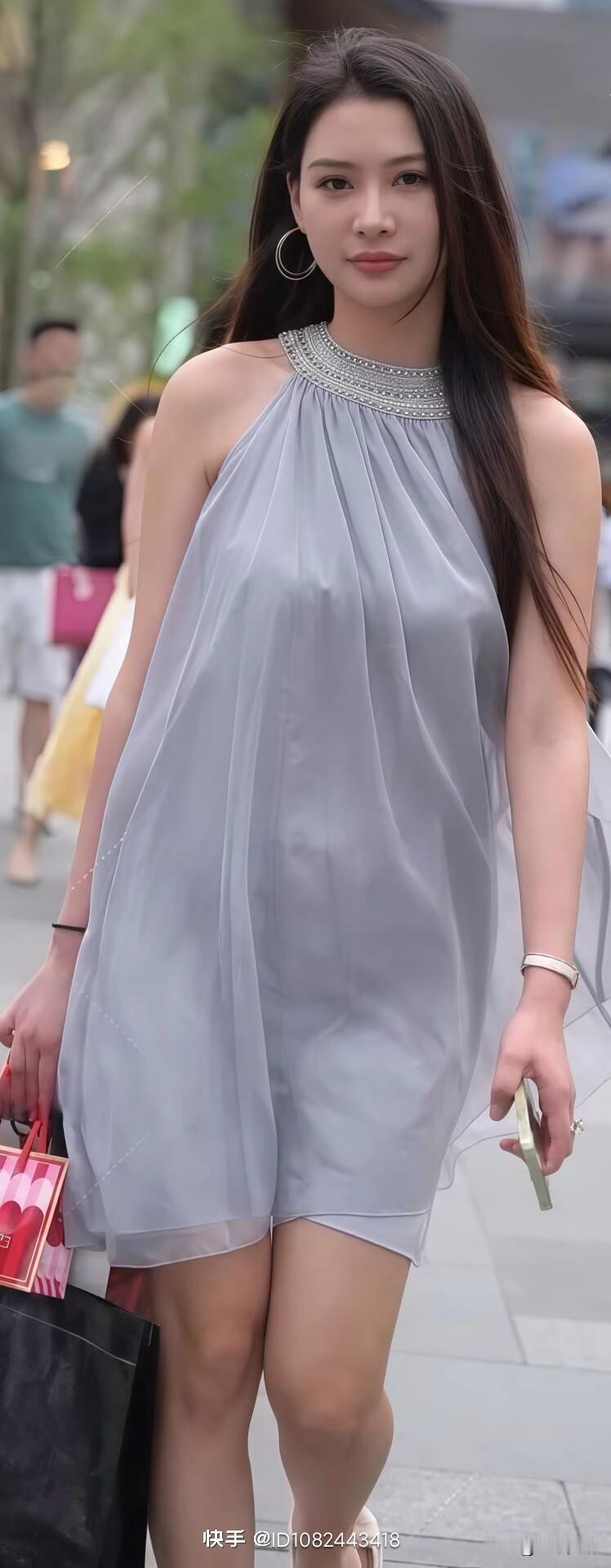 优雅气质穿搭，浅灰色连衣裙搭配大耳环，时尚又迷人！