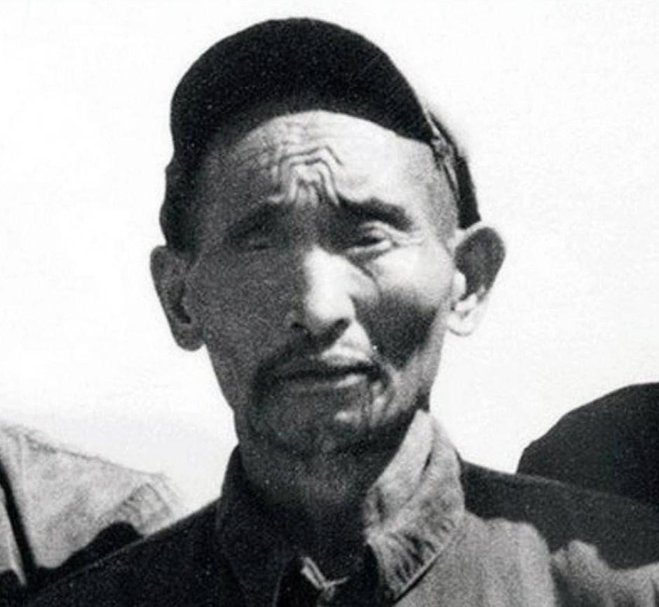 1952年，解放军在大凉山抓到一个独眼土匪，审讯后军区首长震惊：这不就是17年前