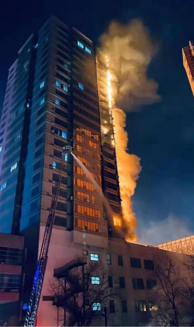 1月8日下午，石井街道发生山火。应急、消防等部门立即赶到现场扑救。晚上9点50分